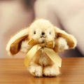 Plüsch-Hasen-Anhänger in Cremeweiß aus Webpelz mit einer goldenen Seidenschleife - Ca. 14cm / Beige