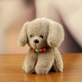 Peluche de perro Labrador marrón con collar de cuentas de letras sobre mesa de madera - Gris / Aproximadamente 12cm