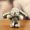 Plüschiger Langohr-Hase in Grau-Weiß mit grauer Seidenschleife als Schlüsselanhänger - Ca. 14cm / Grau