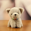 Llavero de perro de peluche gris claro con collar de cuentas de letras de colores - Gris