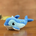 Delfino di peluche blu con ricamo a cuore rosa e stella gialla su tavolo di legno - Circa 14cm / Blu
