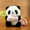 Portachiavi panda di peluche con pesce rosa su sfondo di legno accogliente - Stile Pesce Rosa
