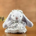 Peluche di coniglio lavanda con vestito floreale e bordo in pizzo bianco fine - 10cm / Viola