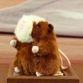Portachiavi a criceto in peluche con pelliccia soffice bianca e marrone su legno - Capibara Marrone Scuro