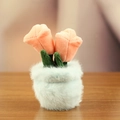 Pluche tulp in blauwe pot sleutelhanger met roze bloemen en zachte gebreide steel - Roze
