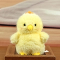 Simpatico ciondolo a pulcino in peluche giallo con morbida pelliccia e cresta arancione - Pollo