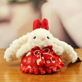 Plüschhase Schlüsselanhänger-Variante in Weiß mit rotem traditionellem Kleid und Bogen - Blumenkleid Hase