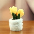 Schattige pluche tulp sleutelhanger in geel met een zachte blauwe fluwelen pot - Geel