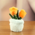 Schattige pluche oranje tulp sleutelhanger met blauwe bontpot en gebreide groene bladeren - Oranje