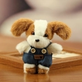 Schattige bruin-witte pluche puppy met spijkerbroek en baby-embleem als sleutelhanger - Donkerbruine Oren
