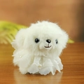 Porte-clés chien en peluche blanc avec col en dentelle et perles sur bois chaud - Blanc