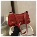Elegante borsa sottobraccio rossa in ecopelle con fibbia argento e lacci incrociati - Rosso