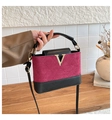Detail der burgunderroten Stepp-Wildleder- und schwarzen Ledertasche mit goldener Schnalle - Rot