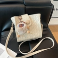 Schicke cremefarbene Web-Eimertasche mit Holzknopf und Plüschtier-Anhänger - Mit Anhänger / Weiß