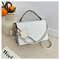 Witte chique crossbodytas met gouden gesp en decoratieve ketting in huiselijke sfeer - Wit