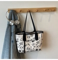 Détail du grand sac cabas avec imprimés graffiti street style et anses noires contrastées - Sans Pendentif / Blanc (Bordure Noire)