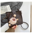 Detail der dunkelbraunen Web-Beuteltasche mit Holzknopf und süßem Bärenanhänger - Mit Anhänger / Braun