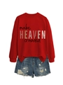 Detail eines roten Sweatshirts mit Make Heaven Crowded-Print und verwaschenen Jeansshorts - S / Leuchtendes Rot (Schwarzer Druck)