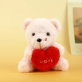 Porte-clés ours en peluche rose tenant un cœur rouge brodé du mot LOVE - 12cm / Rose