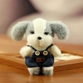 Grijs-witte pluche honden sleutelhanger in donkerblauwe denim overal met baby-patch - Grijze Oren