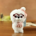 Simpatico portachiavi di peluche bianco con occhiali rossi e cappello rosa su legno - Stile Occhiali Rosa / Rosa