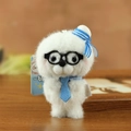 Portachiavi con foca di peluche bianca con cravatta blu e occhiali su tavolo di legno - Stile Occhiali Blu / Blu