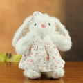 Lapin en peluche blanc avec robe fleurie et dentelle, avec nœud assorti sur table en bois - Rose / 30cm