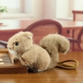 Portachiavi a forma di scoiattolo in peluche marrone su una superficie in legno - Marrone Scuro / 11cm