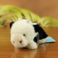 Mini peluche de vaca con suave pelaje blanco y negro, cuernos rosas y cadena metálica - Vaca
