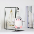 Dettaglio di un simpatico portachiavi a forma di pinguino in peluche grigio e rosa morbido - Altezza 12cm / Grigio