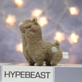Dettaglio di un peluche di alpaca marrone con pelliccia riccia e ricamo dell'Ariete - Stile Ricamo Ariete / Marrone