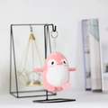 Roze en witte pinguïn pluche sleutelhanger met zilveren ring en borduurwerk - Hoogte 12cm / Rood