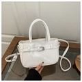 Detalle del bolso de cuero PU blanco con hebilla metálica y acabado texturizado - Blanco
