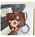 Detailansicht der braunen Webstruktur-Handtasche mit Holzschnalle und Plüsch-Anhänger - Mit Anhänger / Braun