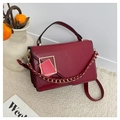 Bourgondische crossbody tas met gouden gesp, handvat en geweven kettingdetail - Rood