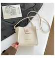 Detailansicht der beigen geflochtenen Handtasche mit modischem Text und Holzknopf-Verschluss - Ohne Anhänger / Weiß