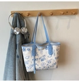 Détail du sac cabas en toile avec imprimés graffitis bleus et motifs d'oursons - Sans Pendentif / Blanc (Bordure Bleue)
