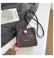 Detail der dunkelbraunen Handtasche mit Webstruktur, Goldschrift und Holz-Deko-Schnalle - Ohne Anhänger / Braun
