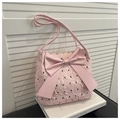 Rosa Schultertasche mit großer Schleife und Faltenstruktur in einem hellen Studio - Rosa