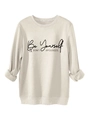 Nahaufnahme des Be Yourself-Aufdrucks auf cremefarbenem Sweatshirt mit Rippbündchen - S / Sandfarben