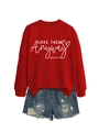 Detail eines roten Sweatshirts mit Love Them Anyway Print und Distressed-Denim-Shorts - S / Rotes Sweatshirt (Weiße Schrift)