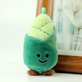 Vista macro di un simpatico ciondolo in peluche a forma di bambù con volto ricamato - Stile Germogli di Bambù (Zongzi)