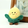 Dettaglio di un mini peluche a forma di mais con tessuto giallo e viso sorridente - Mais