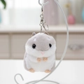 Nahaufnahme eines Hamster-Plüsch-Anhängers mit weichem Fell und silbernem Schlüsselbund - Grau / 10cm