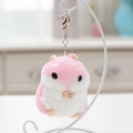 Nahaufnahme des süßen rosa-weißen Plüsch-Hamster-Anhängers mit silbernem Metall-Clip - Rosa / 10cm