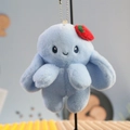 Primo piano del portachiavi a forma di coniglio in peluche azzurro con dettaglio fragola - Blu