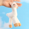 Dettaglio di un portachiavi alpaca in peluche bianco con gancio in metallo e zampe marroni - Bianco