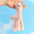 Portachiavi in peluche di alpaca rosa con catena d'argento su sfondo cielo blu - Rosa