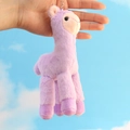 Dettaglio di un portachiavi alpaca in peluche viola con anello di metallo su sfondo cielo blu - Viola