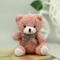 Dettaglio di un orsetto di peluche rosa con fiocco a quadri e catenella metallica - Altezza circa 10cm / Rosa